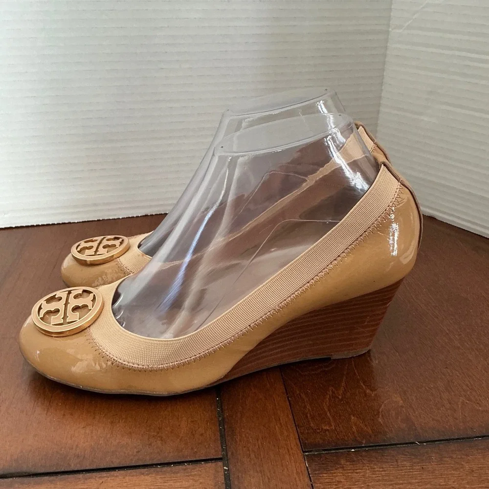 Tory Burch Sally Tan Patent Leather Wedge Pump Gold Logo Medallion Heels 6.5